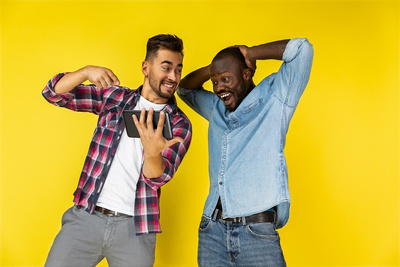 deux hommes content de découvrir TrickyMatch
