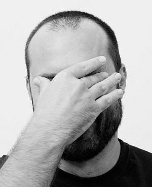 Homme qui se prend la tête des organisations difficiles d'animations sportives